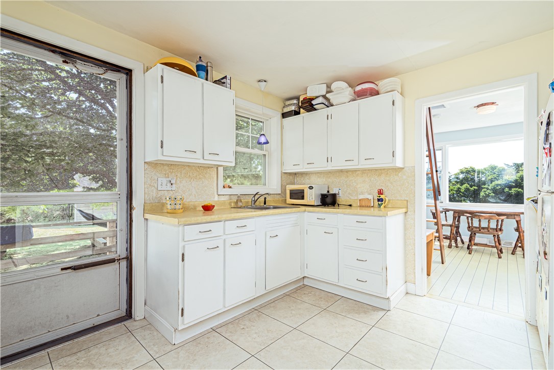 39 Franks Neck Road Narragansett, RI 02882 - Photo 9 of 19