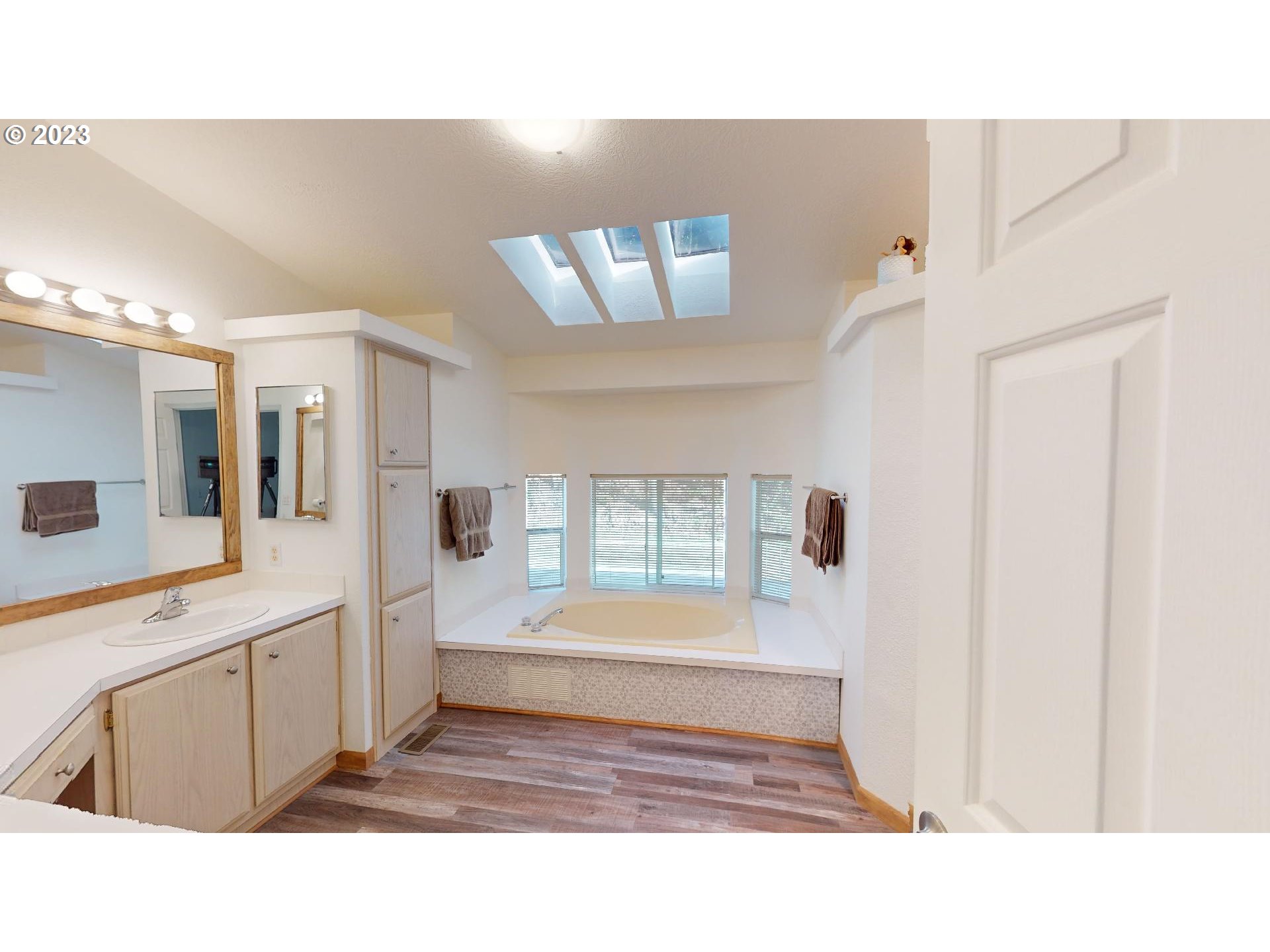 31804 Rumley Hill Road Gold Beach, OR 97444 - Photo 27 of 48 Owner's Suite Bathroom
