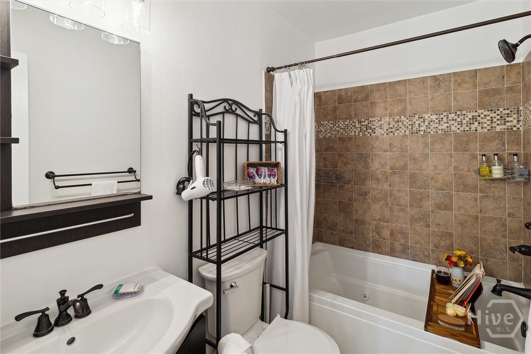 117 Longleaf Circle Pooler, GA 31322 - Photo 10 of 21 Master bathroom with jetted tub