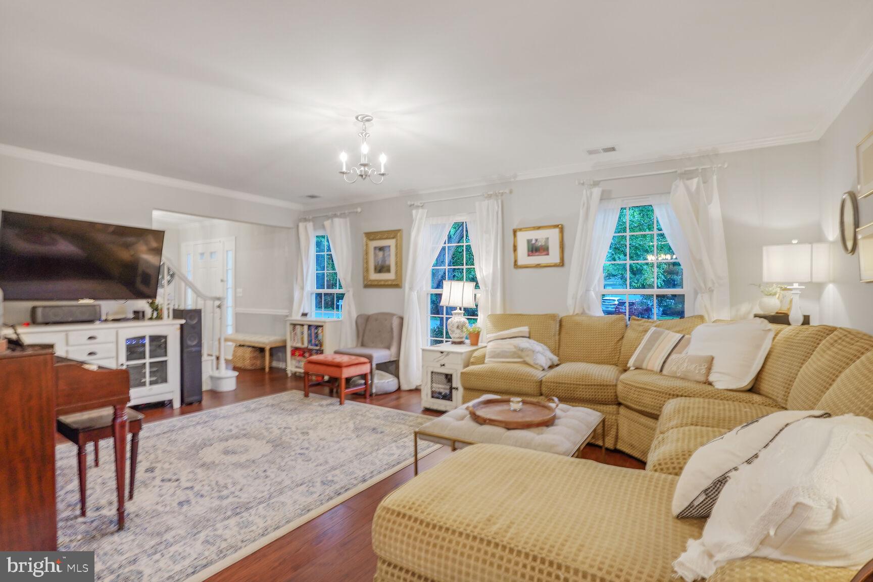 8 Moss Road Sterling, VA 20165 - Photo 4 of 30 Gallery Image 4