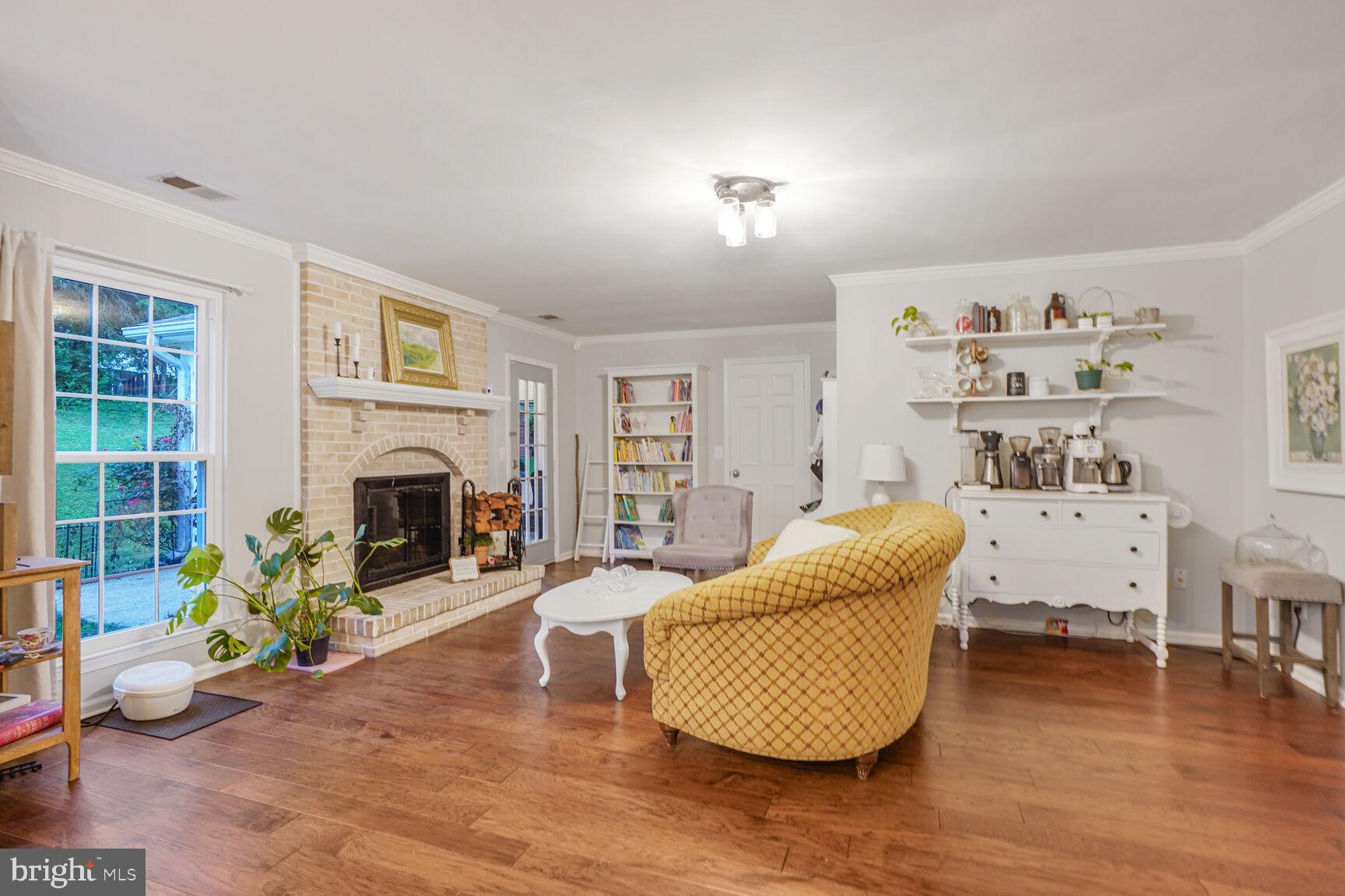 8 Moss Road Sterling, VA 20165 - Photo 6 of 30 Gallery Image 6