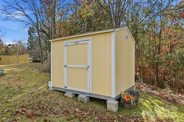 a view of a house with backyard