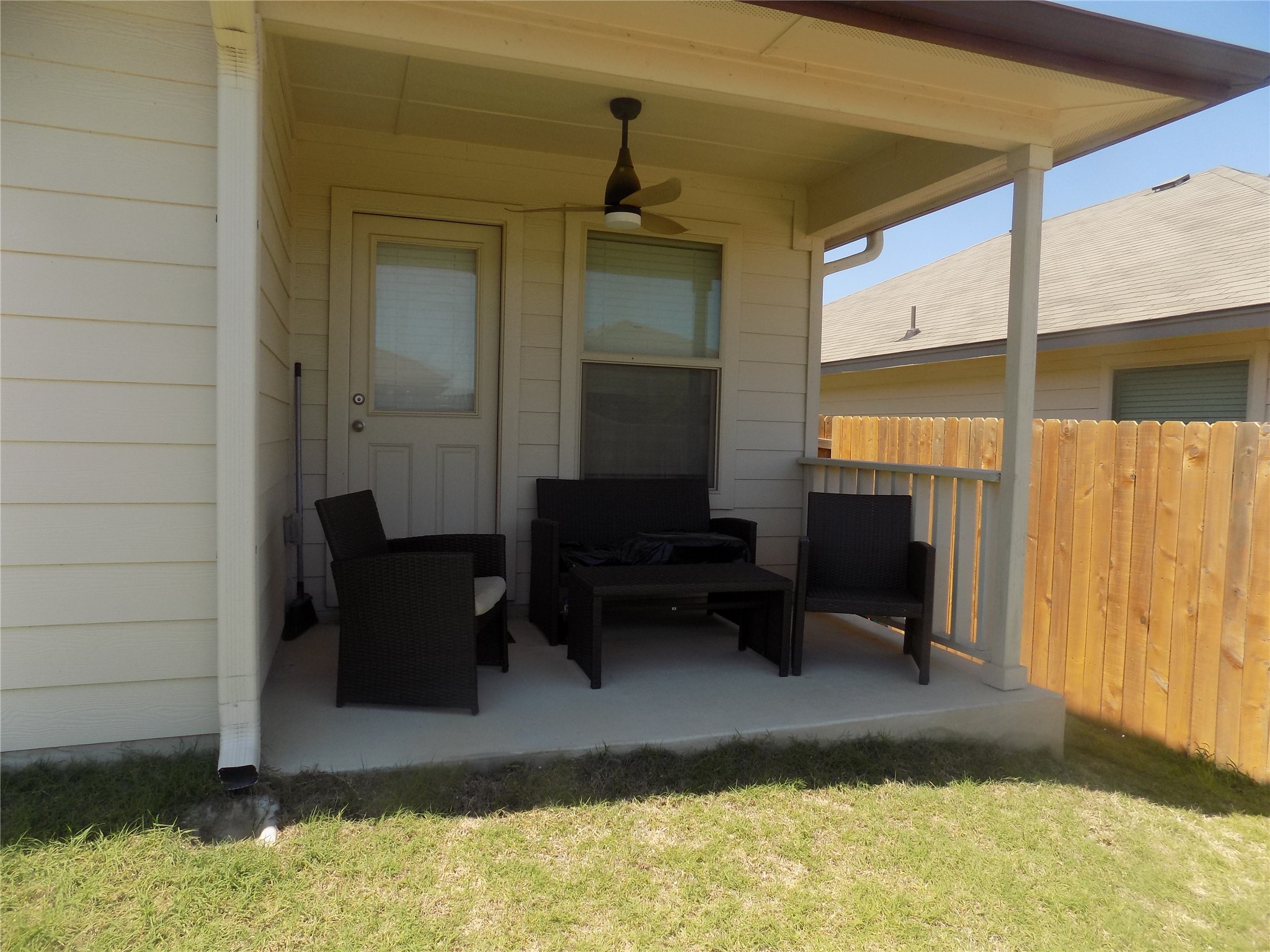 124 Rearden Boulevard Jarrell, TX 76537 - Photo 10 of 16 a living room with furniture