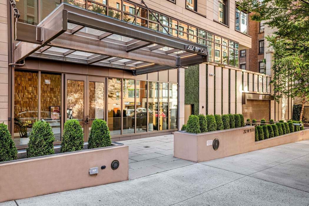 212 West 95th Street, Unit 17B Manhattan, NY 10025 - Photo 23 of 24 a view of an entrance