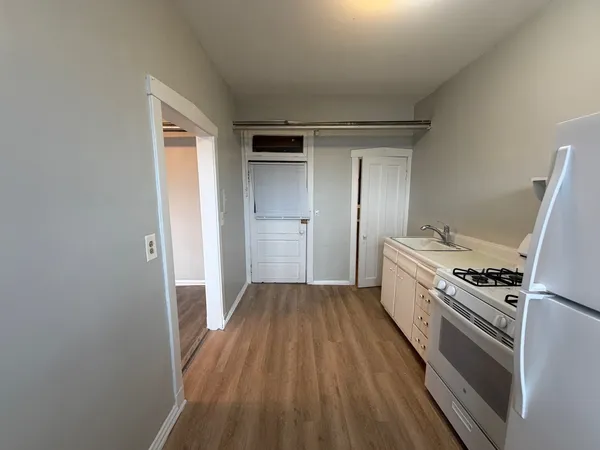 $1,295 | 3224 North Karlov Avenue, Unit B, Chicago, IL 60641