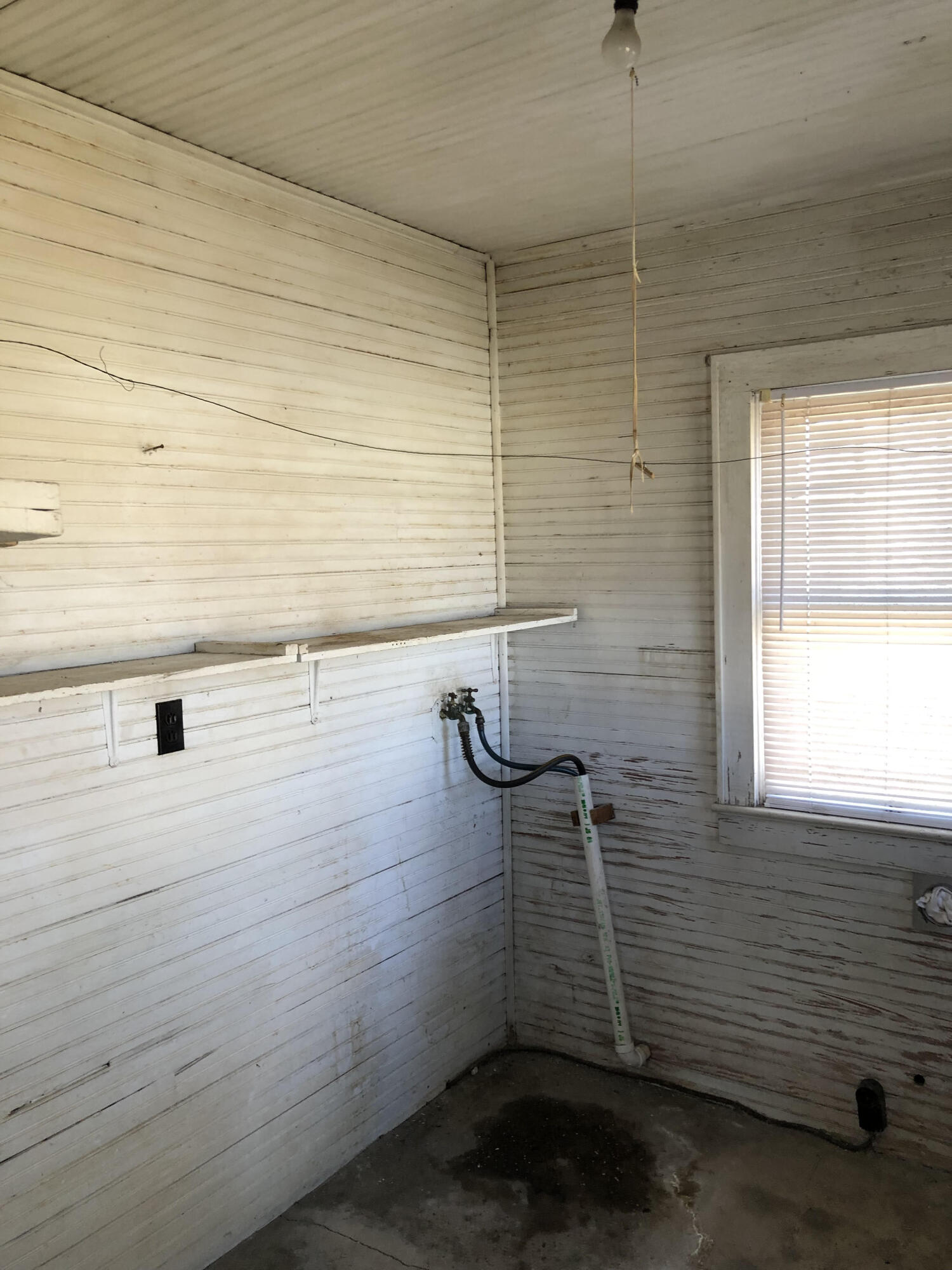 1765 Highway 93 Fall Branch, TN 37656 - Photo 14 of 60 Laundry room