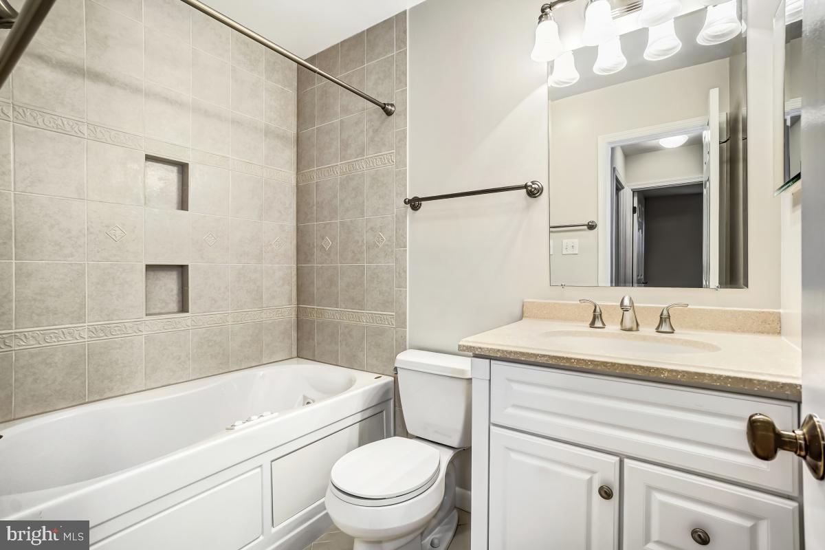 2167 Greenkeepers Court Reston, VA 20191 - Photo 39 of 51 Upstairs Hall Bath with Jetted Tub