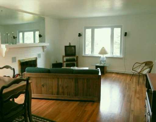 24 Penhurst Road Pittsburgh, PA 15202 - Photo 2 of 8 Living Room.