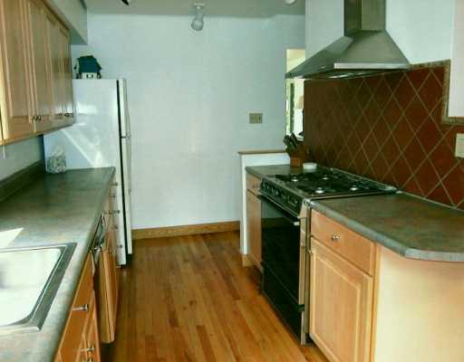 24 Penhurst Road Pittsburgh, PA 15202 - Photo 5 of 8 Kitchen.