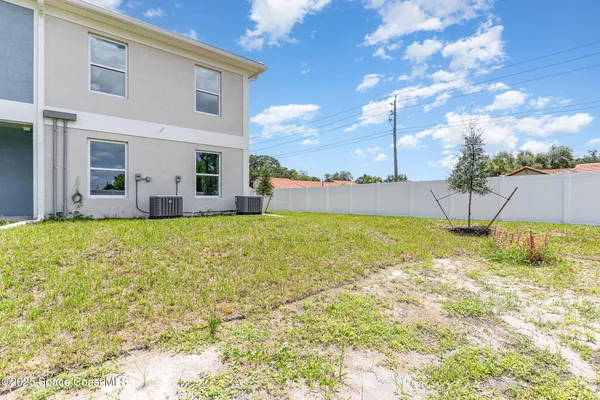 a view of an house with backyard and garden