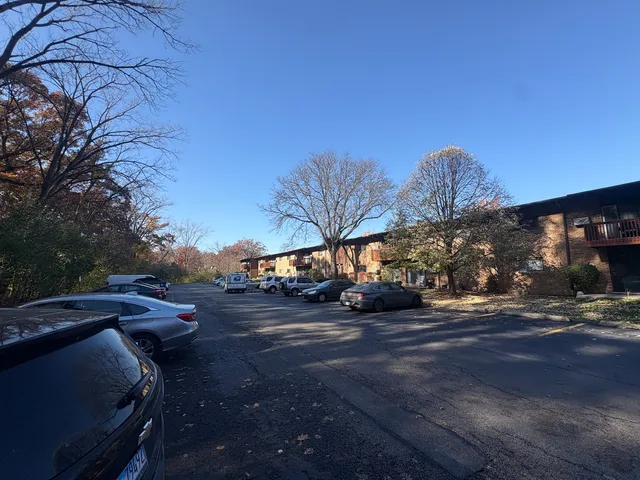 $1,300 | 200 Willow Lane, Unit C109, Willow Springs, IL 60480