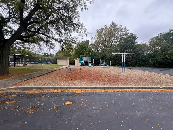 $1,300 | 200 Willow Lane, Unit C109, Willow Springs, IL 60480