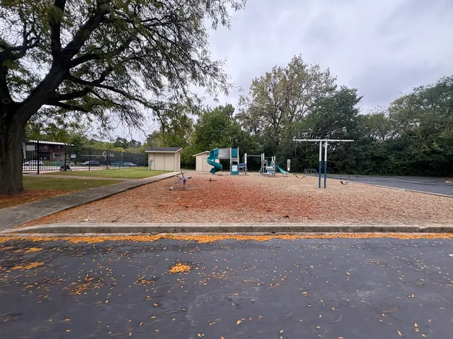 $1,300 | 200 Willow Lane, Unit C109, Willow Springs, IL 60480