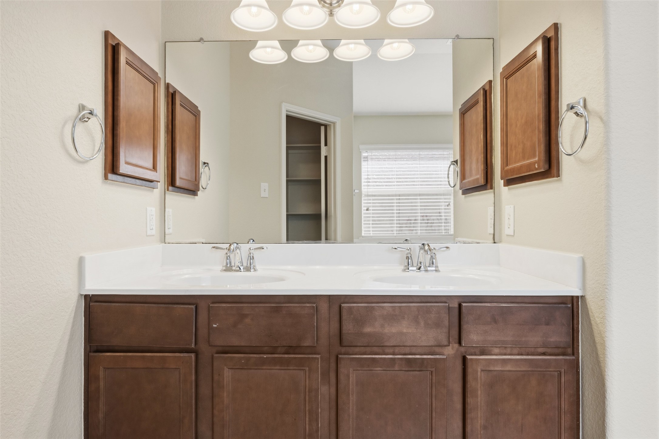 1069 Talley Loop Buda, TX 78610 - Photo 26 of 31 Primary bathroom
