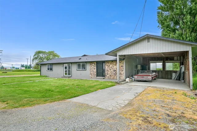 a view of a house with backyard and porch