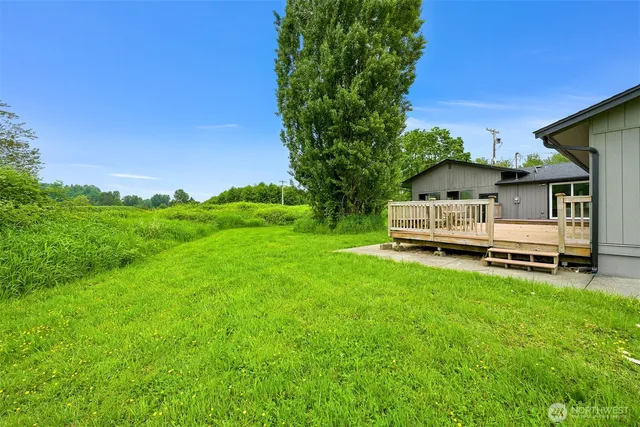 a view of a house with backyard and garden