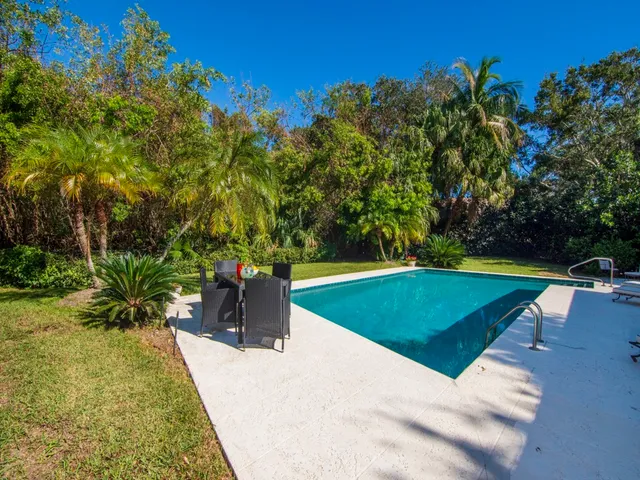 a view of a backyard