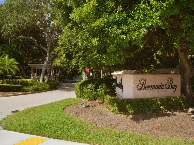 a sign that is sitting on the side of a road