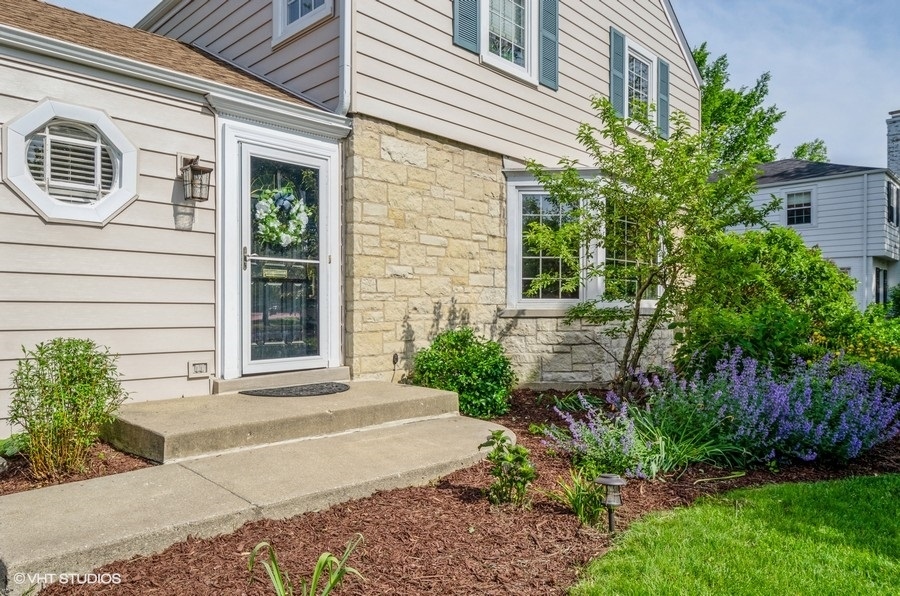 9337 Crawford Avenue Evanston, IL 60203 - Photo 3 of 37