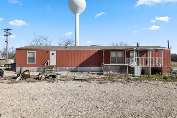 a view of a house with backyard