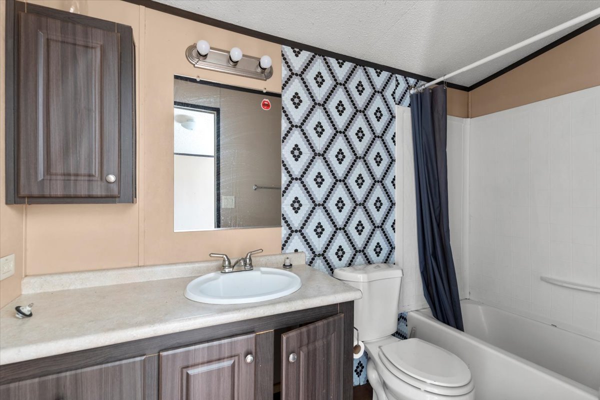 337 Southwest Front Street Bartlett, TX 76511 - Photo 18 of 30 Beautiful bathroom, with full size combo bath & shower.