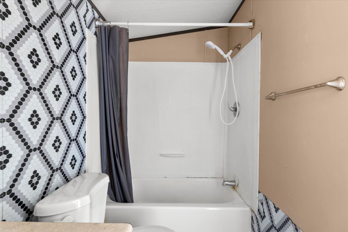 337 Southwest Front Street Bartlett, TX 76511 - Photo 20 of 30 Nice bathroom, another view of full size combo shoer & bathtub.