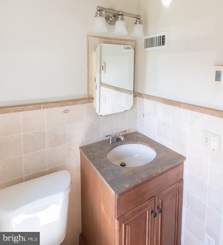 8005 Manor Road Baltimore, MD 21234 - Photo 11 of 16 Full Bath