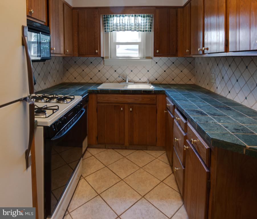 8005 Manor Road Baltimore, MD 21234 - Photo 7 of 16 Kitchen