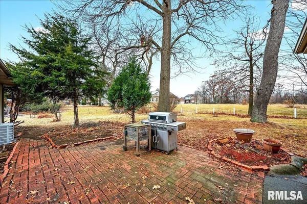 $215,000 | 1823 Highwood Avenue, Pekin, IL 61554