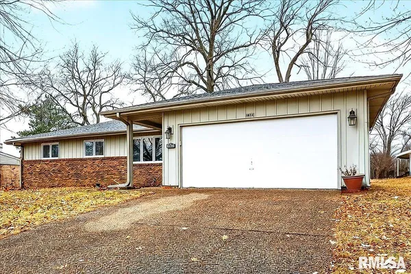 $215,000 | 1823 Highwood Avenue, Pekin, IL 61554