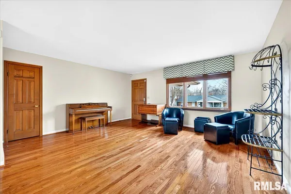 $215,000 | 1823 Highwood Avenue, Pekin, IL 61554