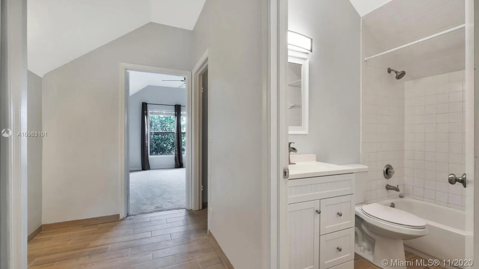 6048 Garrett Street Jupiter, FL 33458 - Photo 28 of 39 a bathroom with a toilet a sink and bathtub