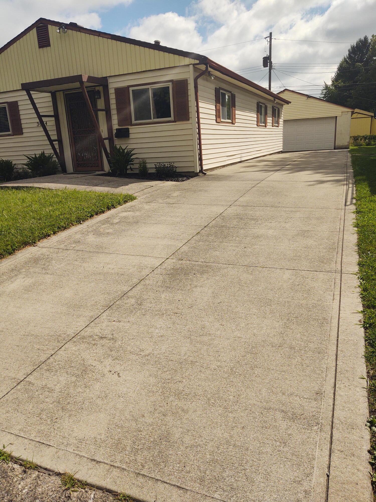 3044 Nuway Road Columbus, OH 43207 - Photo 38 of 44 Extra Long Concrete Driveway