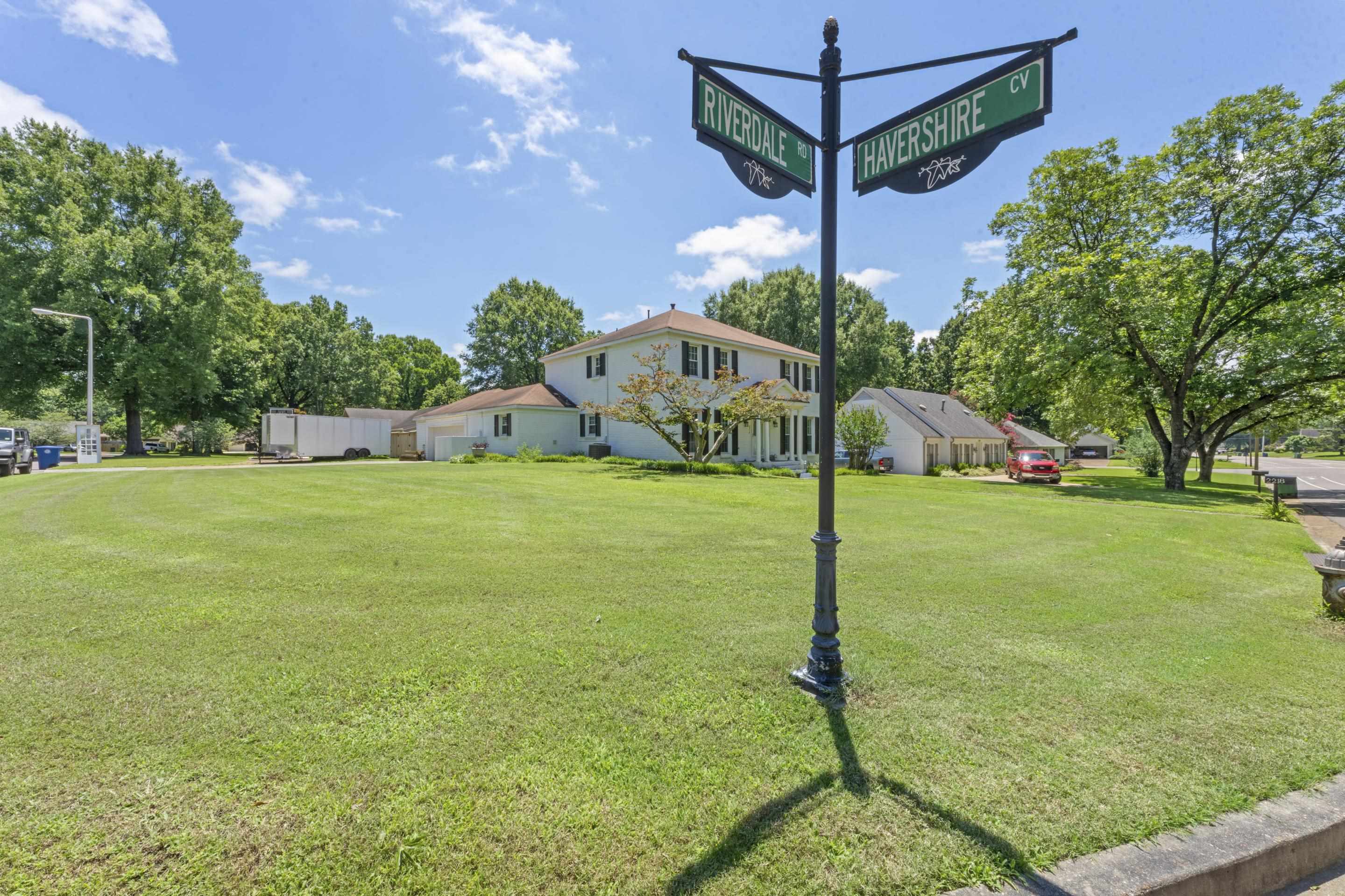 2218 Riverdale Road Germantown, TN 38138 - Photo 38 of 40 Located on a spacious corner lot in the heart of Germantown with easy access to shopping, dining, and schools.