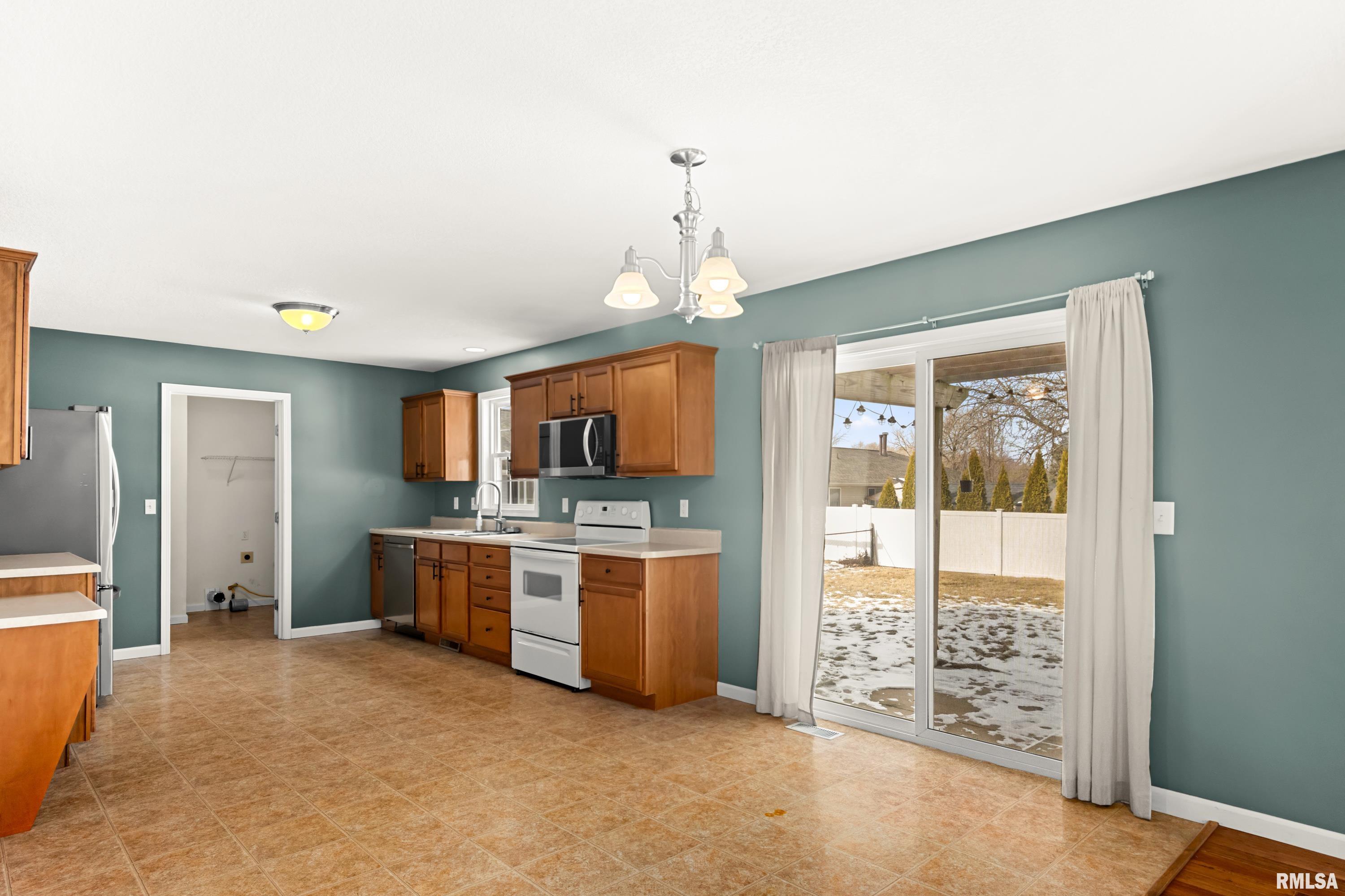 1941 Colt Drive Washington, IL 61571 - Photo 13 of 41