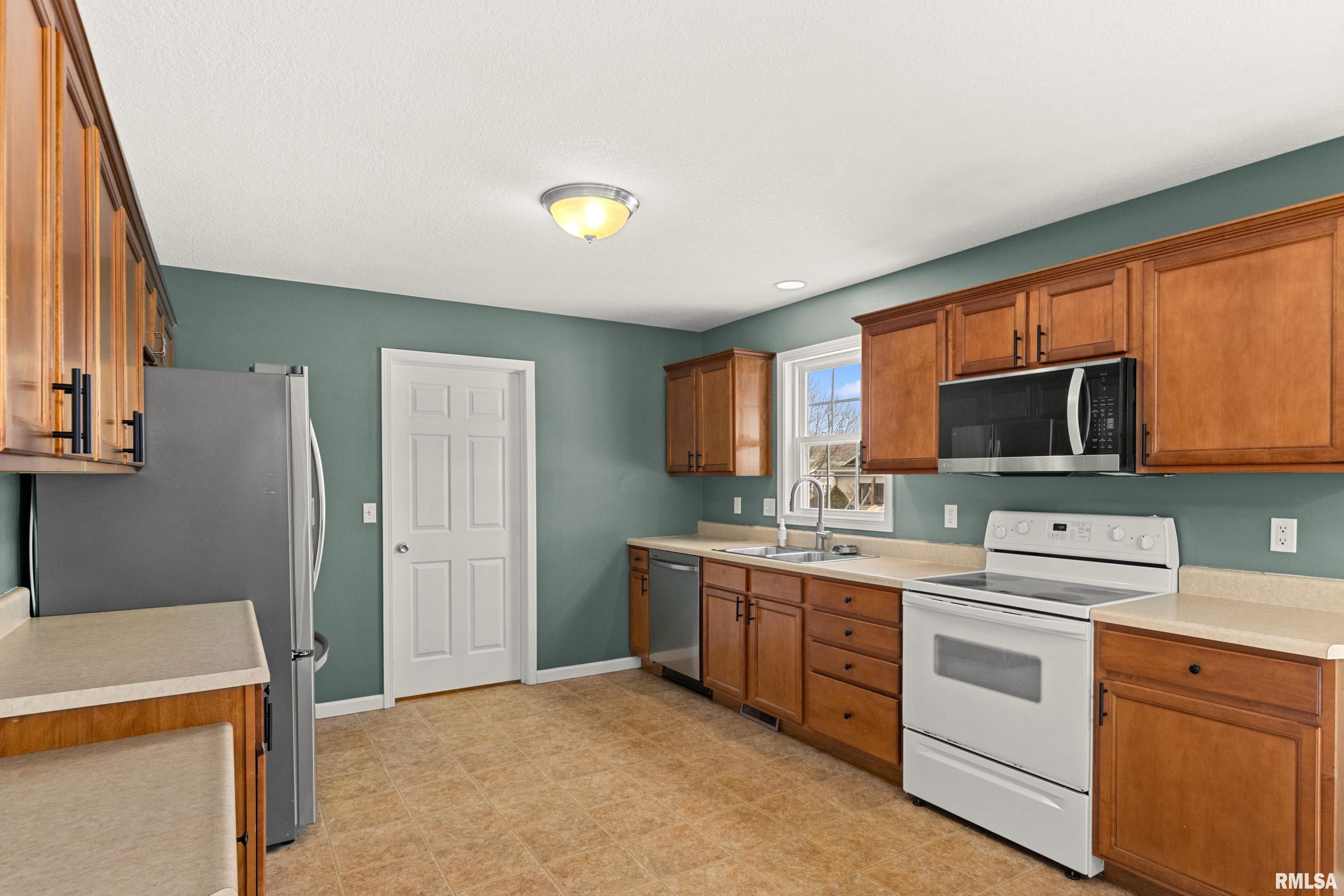 1941 Colt Drive Washington, IL 61571 - Photo 17 of 41