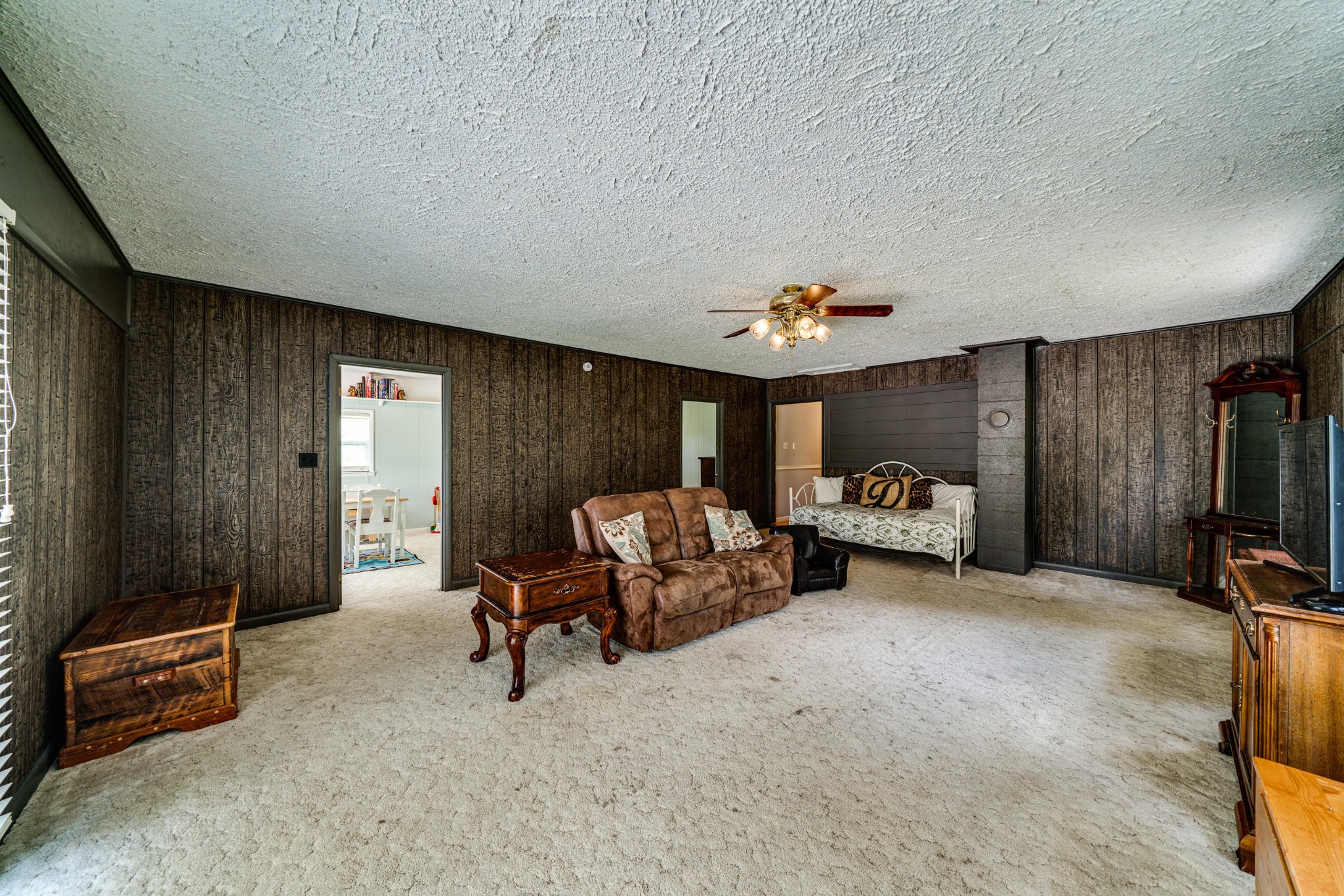 144 Meister Hills Road Deer Lodge, TN 37726 - Photo 19 of 40 a living room with furniture and a flat screen tv