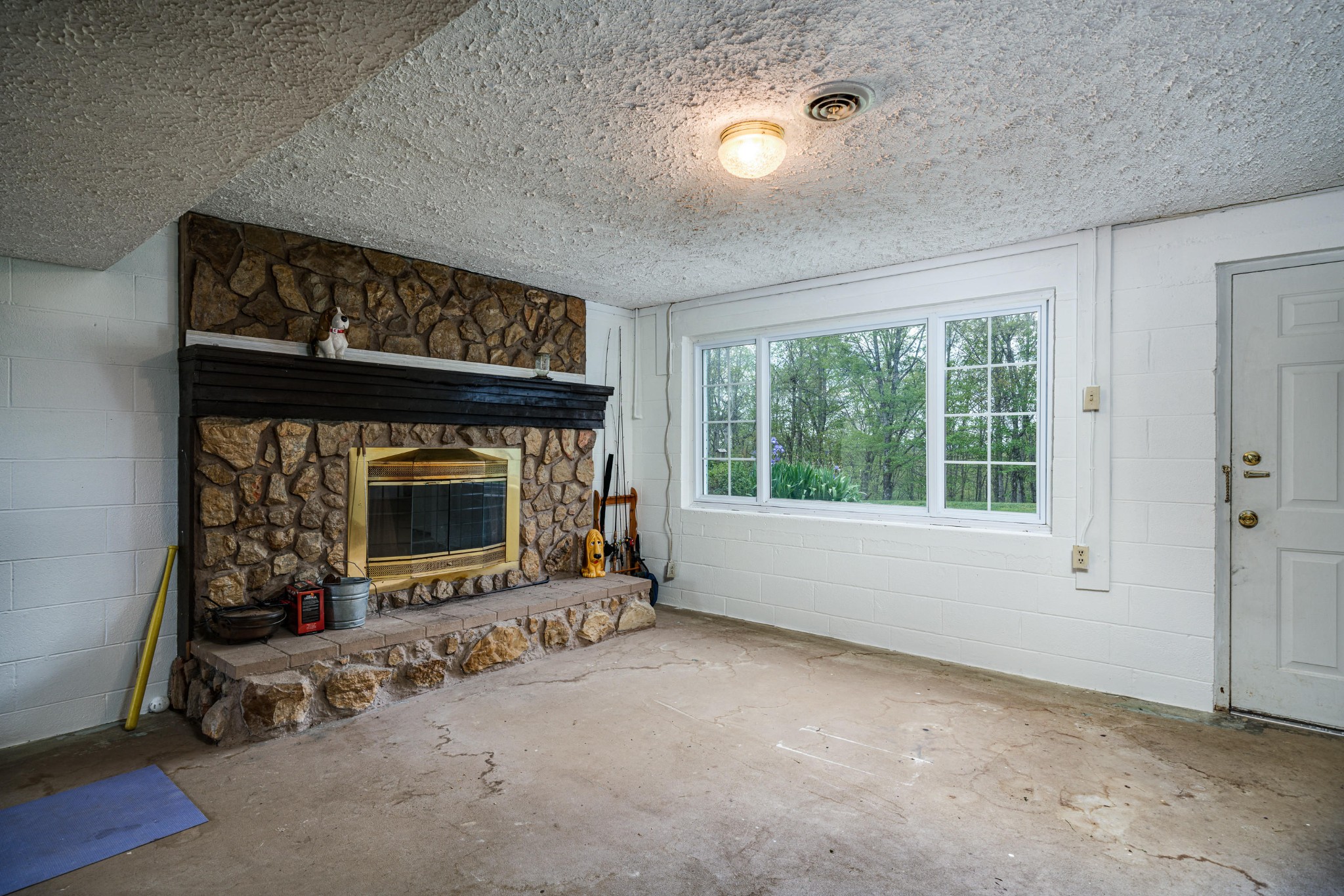144 Meister Hills Road Deer Lodge, TN 37726 - Photo 20 of 40 a living room with furniture and a fireplace