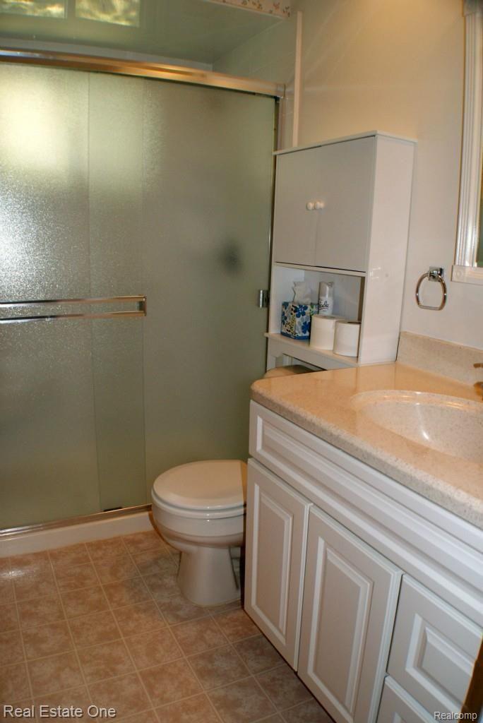 421 Rewold Drive Rochester, MI 48307 - Photo 21 of 27 Redone Shower