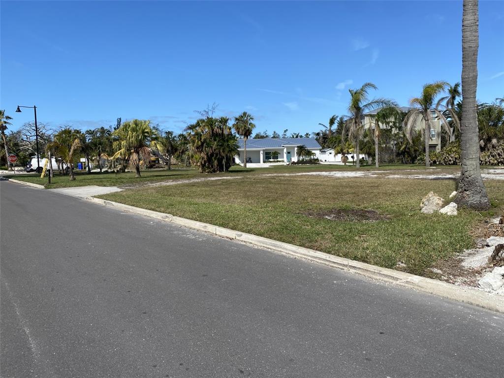 591 Russell Street Longboat Key, FL 34228 - Photo 2 of 5