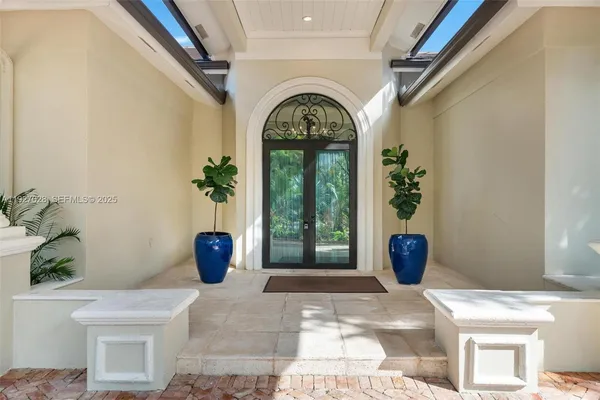 a view of an house with backyard porch and garden
