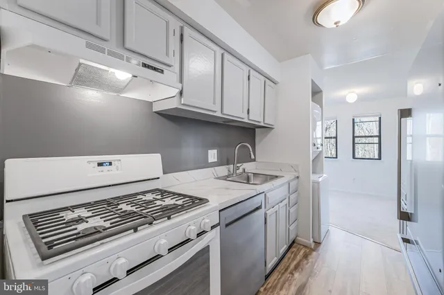 a kitchen that has a lot of cabinets