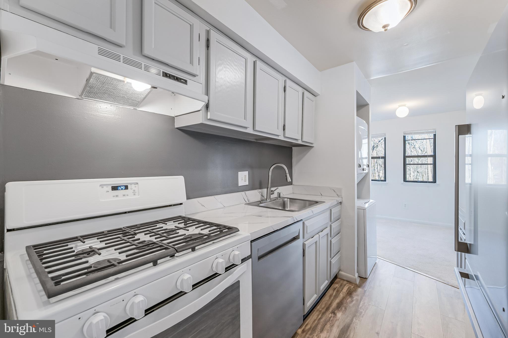11240 Chestnut Grove Square, Unit 31 Reston, VA 20190 - Photo 4 of 34 a kitchen that has a lot of cabinets