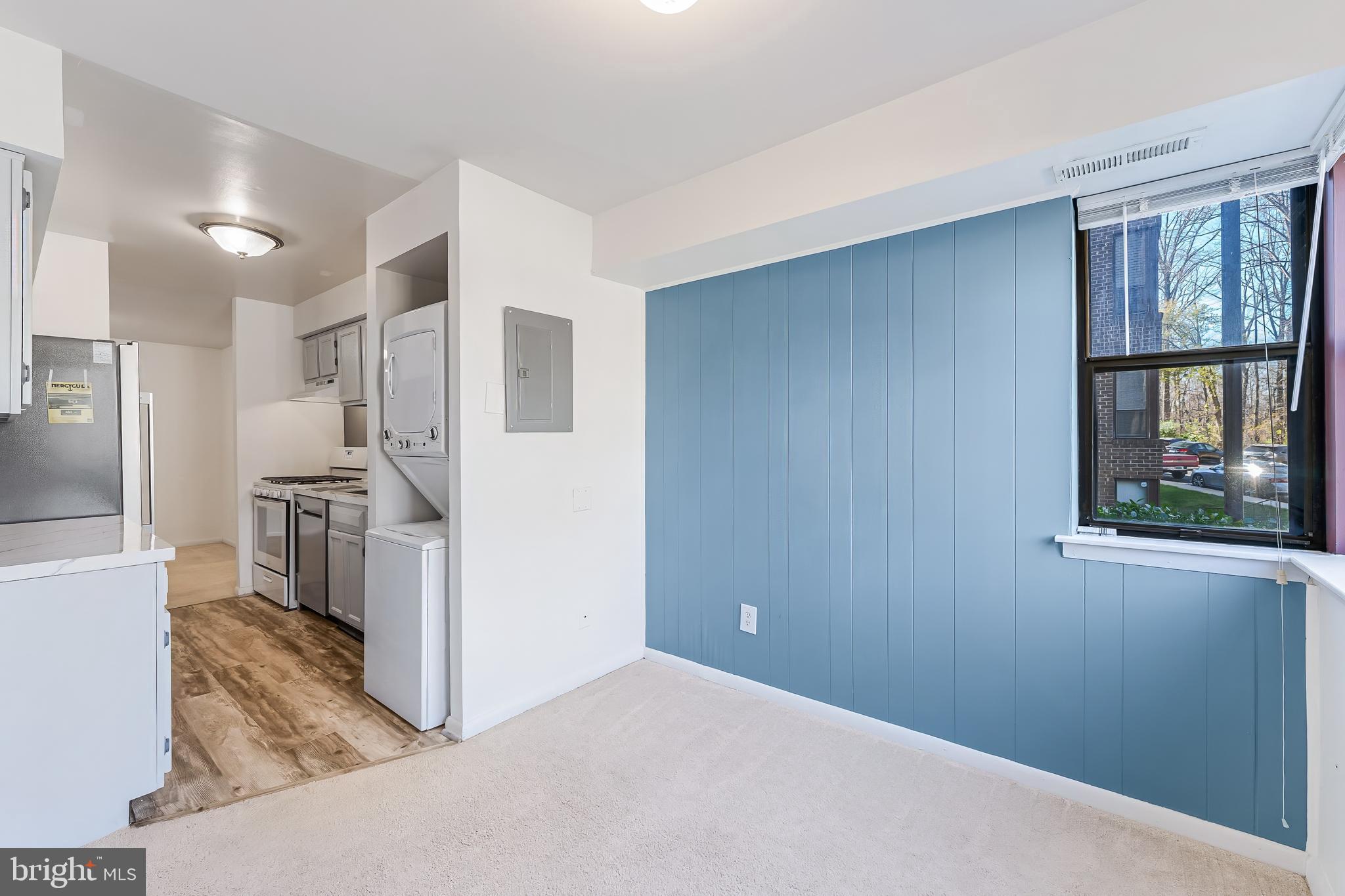 11240 Chestnut Grove Square, Unit 31 Reston, VA 20190 - Photo 8 of 34 a kitchen with a refrigerator and a stove top oven