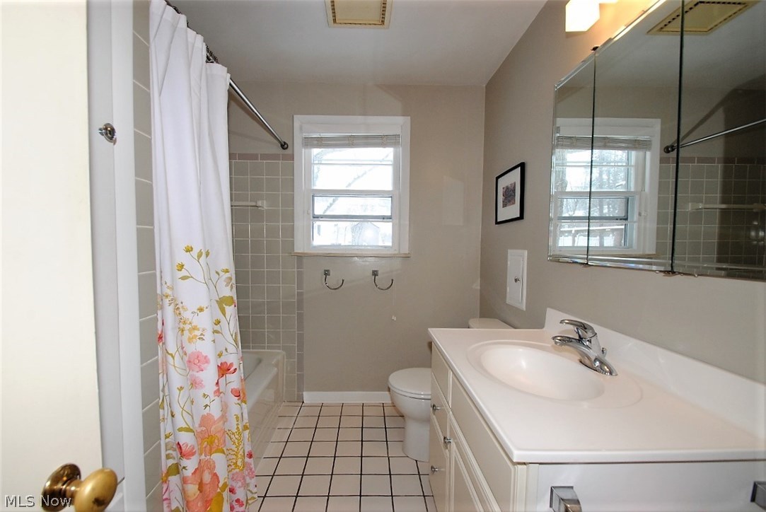 24138 Wimbledon Road Shaker Heights, OH 44122 - Photo 19 of 30 Lovely first floor full bath with shower/tub