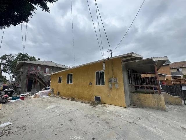 a view of a house with a backyard
