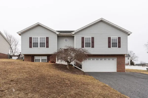 $345,000 | 702 Stonewall Circle, Staunton, VA 24401