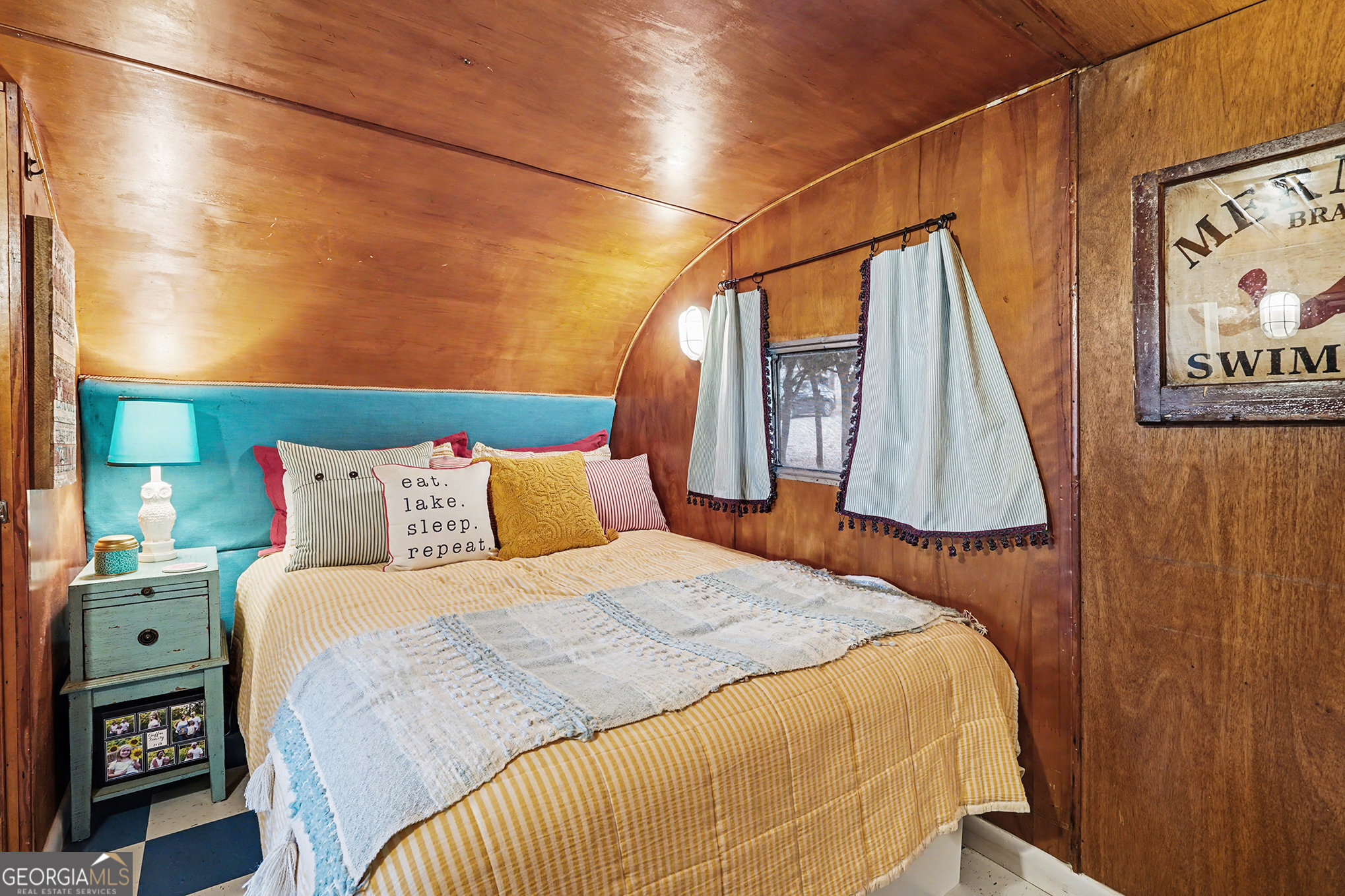 5400 Kings Camp Road Southeast, Unit B22 Acworth, GA 30102 - Photo 16 of 21 a bedroom with a bed and a painting on the wall