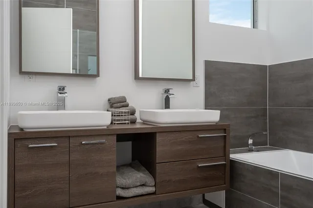 $10,900 | 3461 Southwest 25th Street, Unit B, Miami, FL 33133