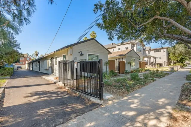 a view of a house with a yard